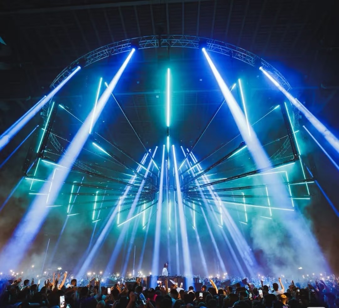 beam moving head light aerial column effect on concert stage