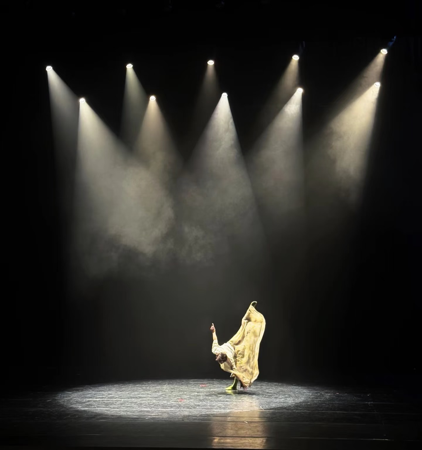 spot moving head light gobo pattern projection on stage